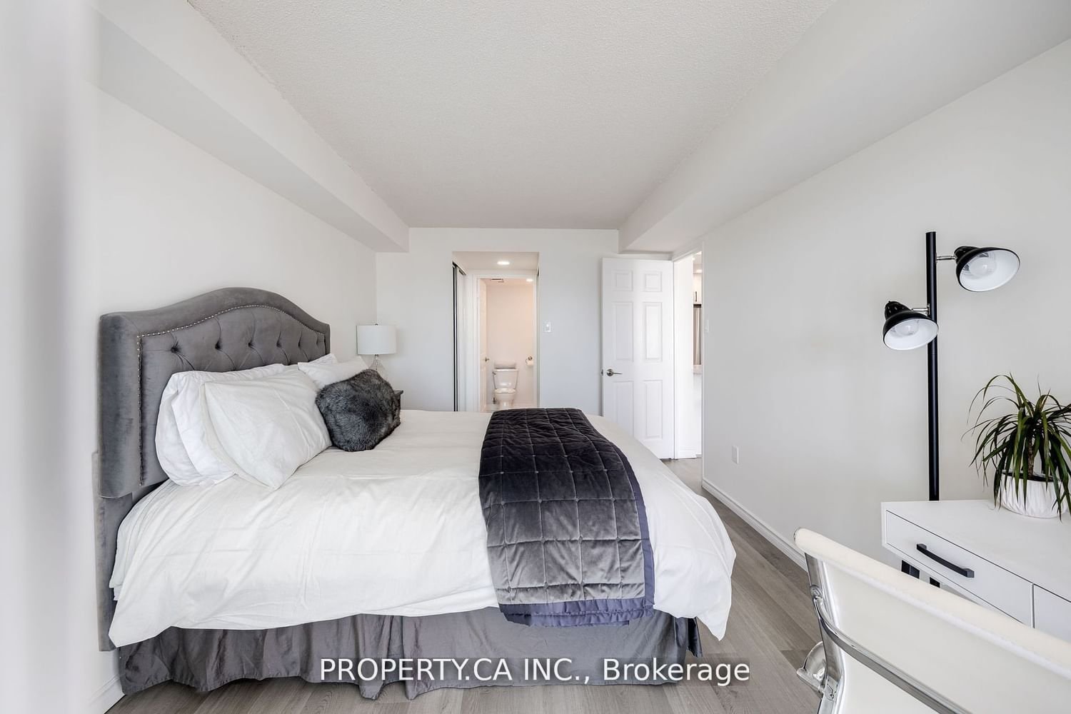 705 King St W, unit 813 for rent - image #12