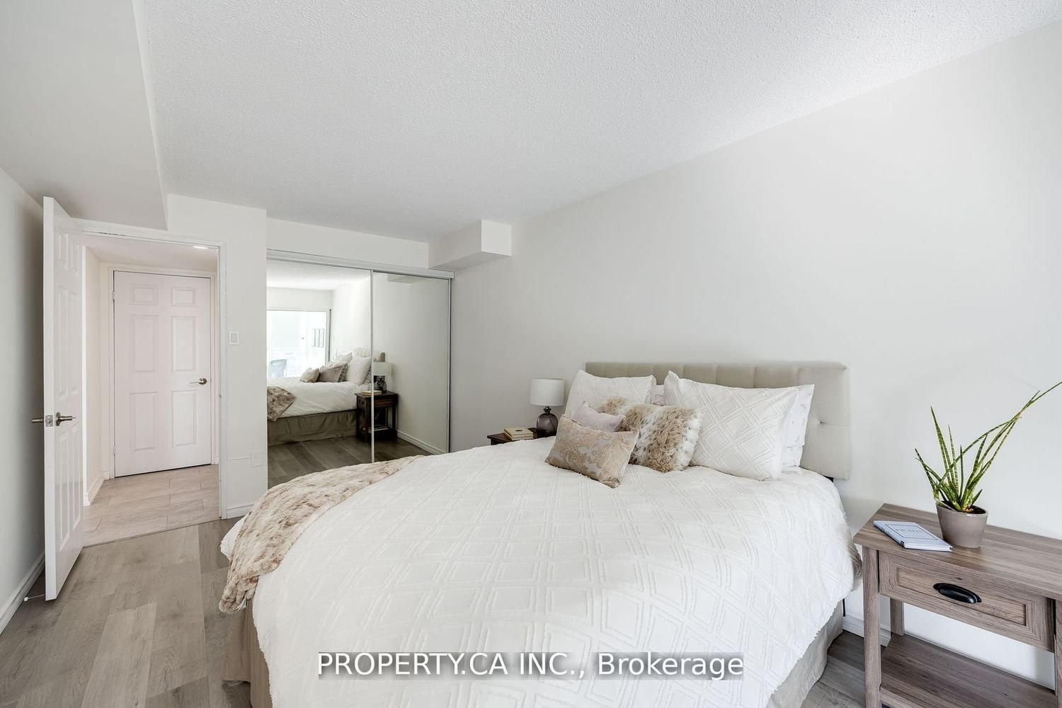 705 King St W, unit 813 for rent - image #19