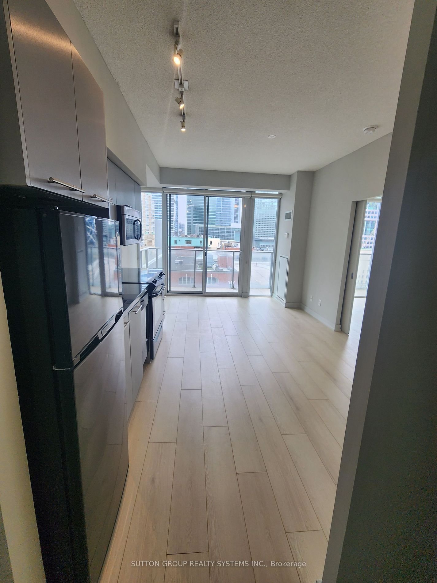 126 Simcoe St, unit 1009 for rent - image #2