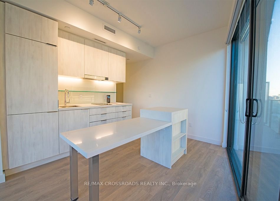 215 Queen St W, unit 808 for rent - image #3