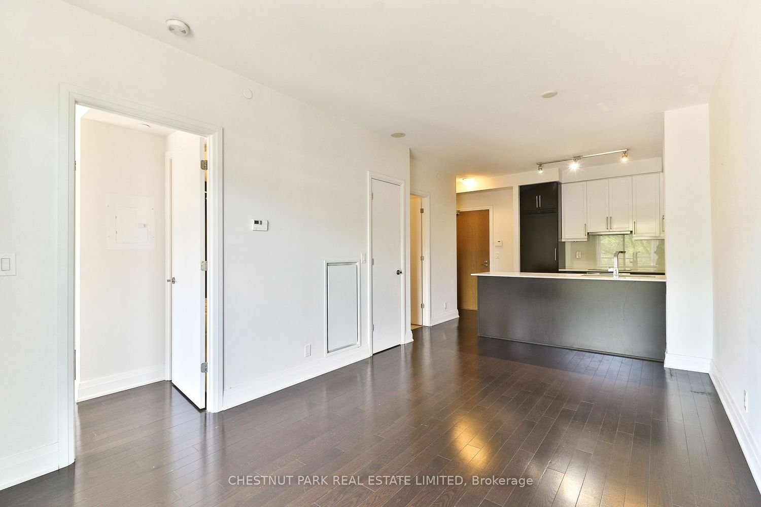 21 Clairtrell Rd, unit 402 for rent - image #5