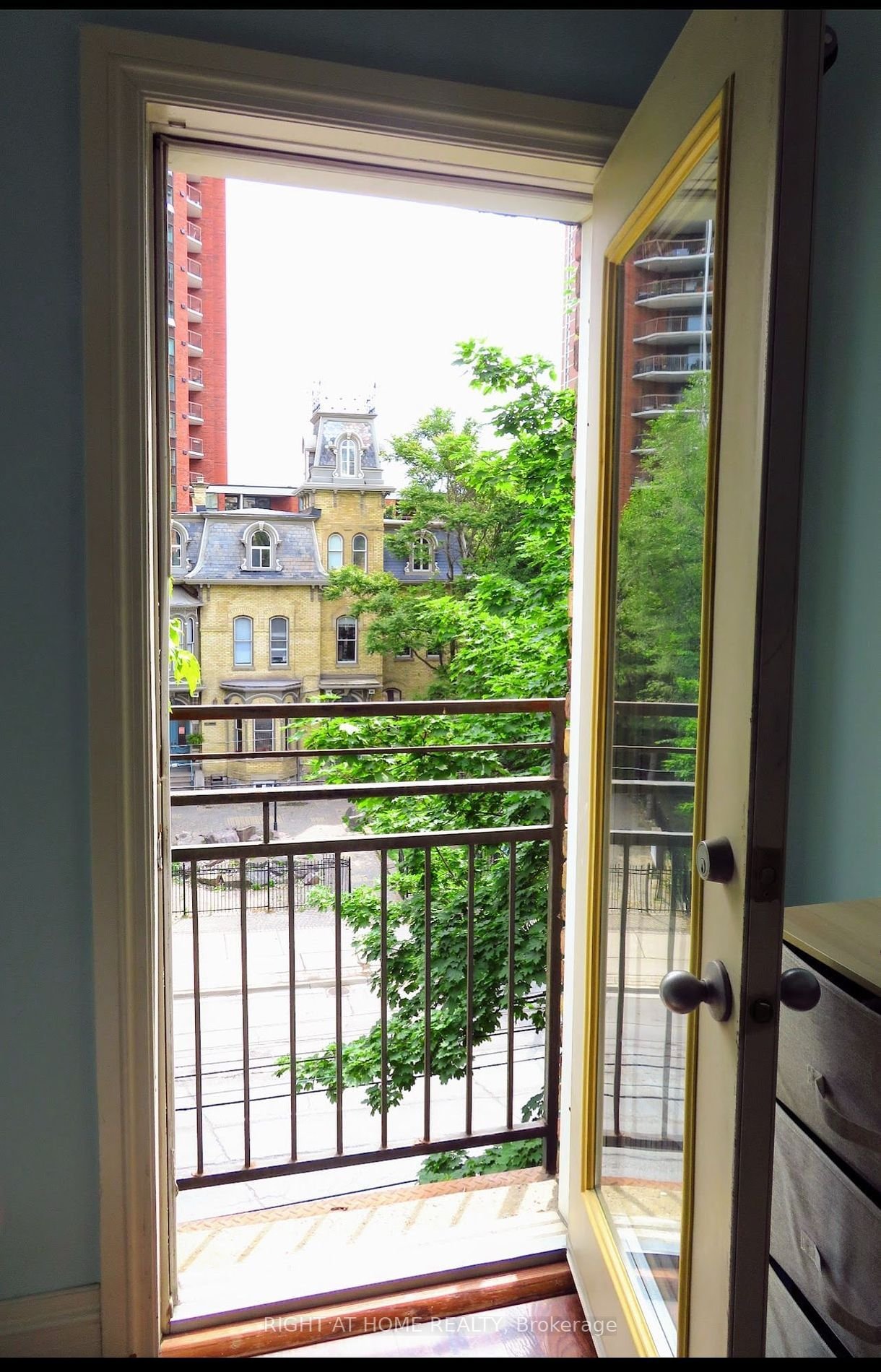 412 Jarvis St, unit 401 for rent - image #8