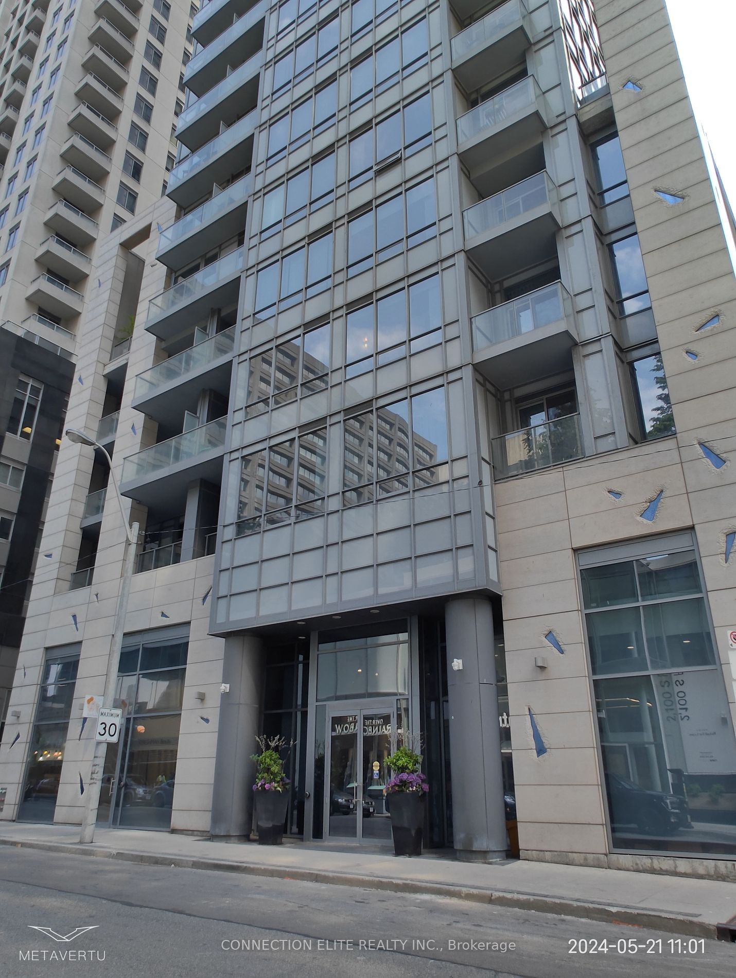 21 Balmuto St W, unit 806 for sale