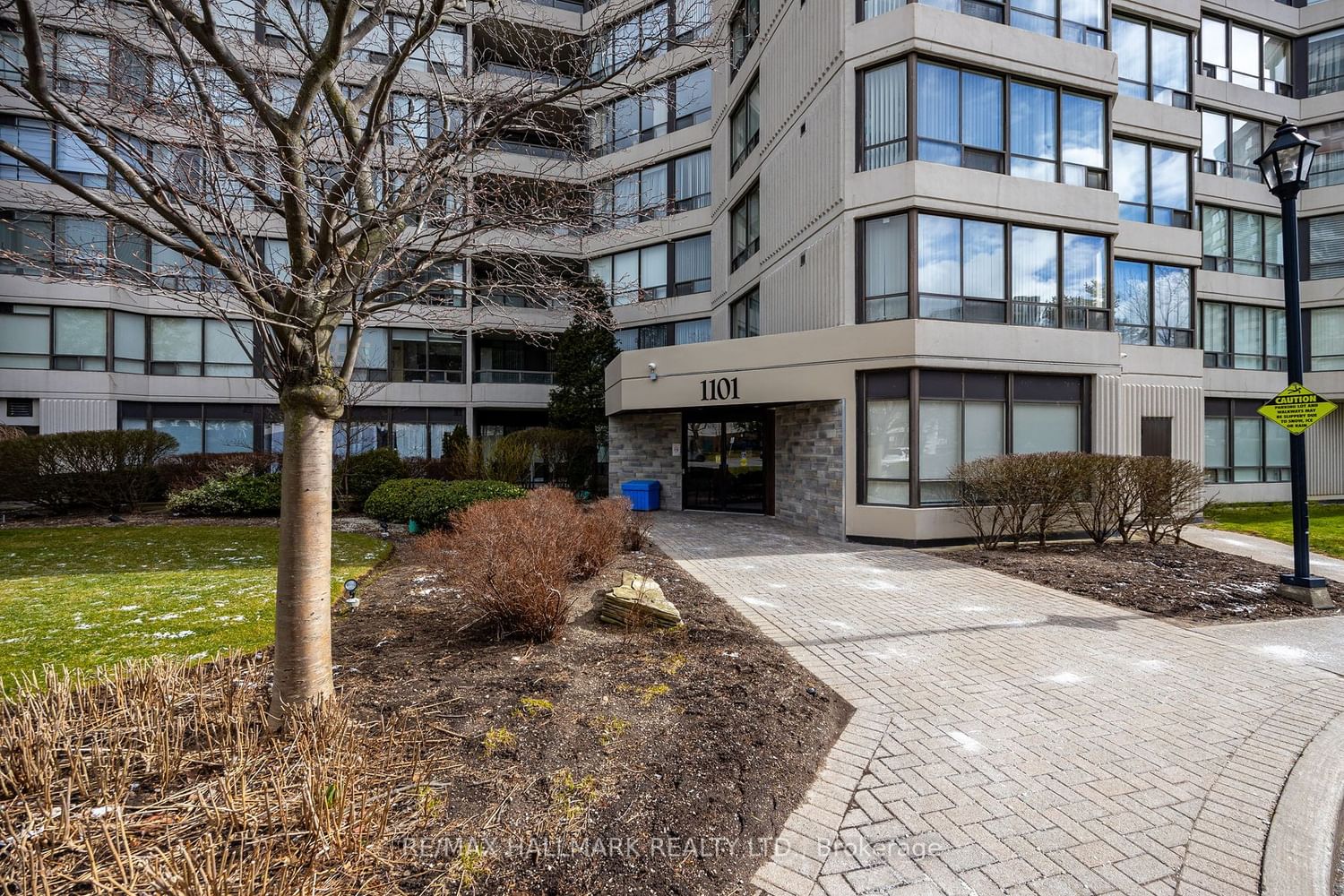 1101 Steeles Ave W, unit 812 for sale - image #3