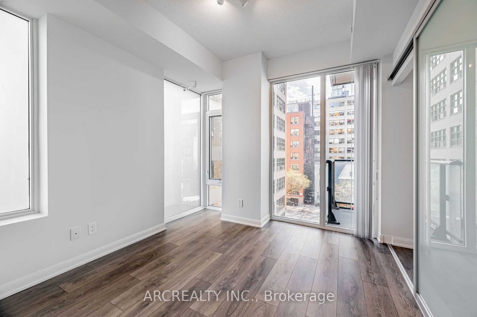 435 Richmond St W, unit 404 for sale