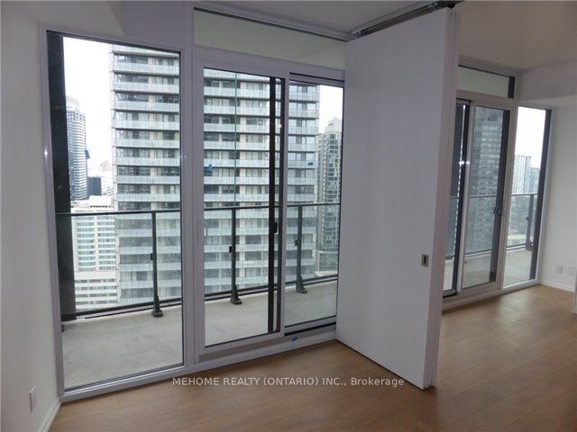 125 Peter St, unit 1812 for rent