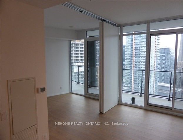 125 Peter St, unit 1812 for rent