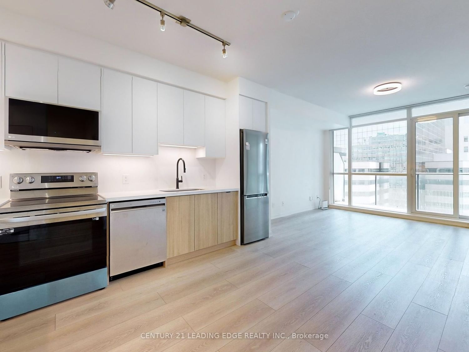 770 Bay St, unit 705 for sale - image #2