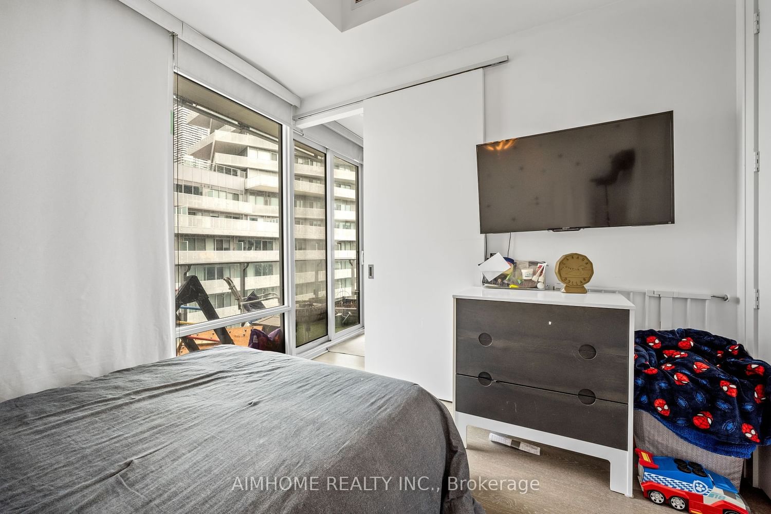 29 Queens Quay E, unit 925 for sale