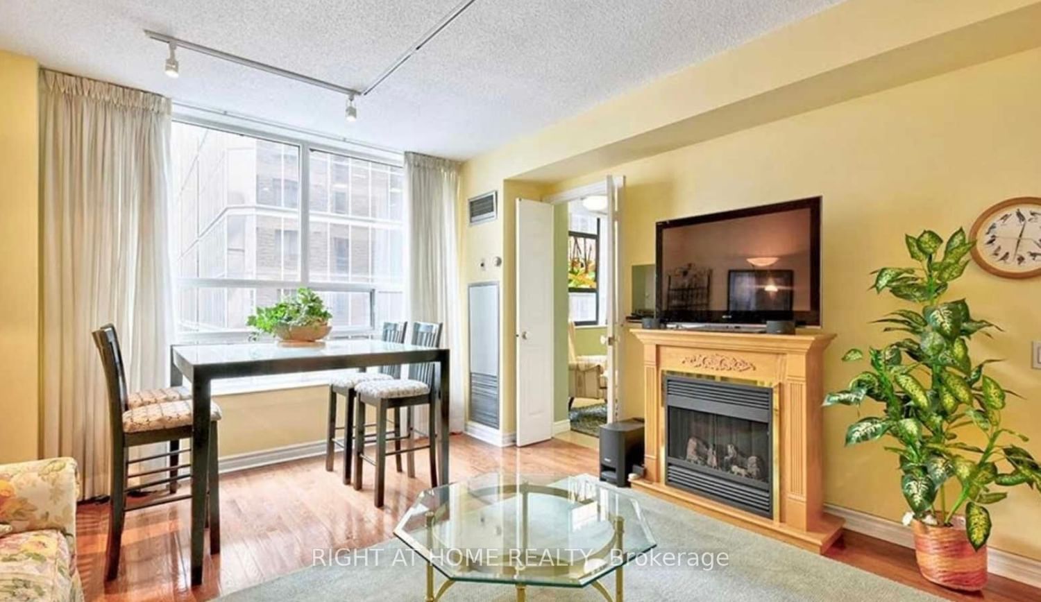 71 Simcoe St, unit 705 for sale