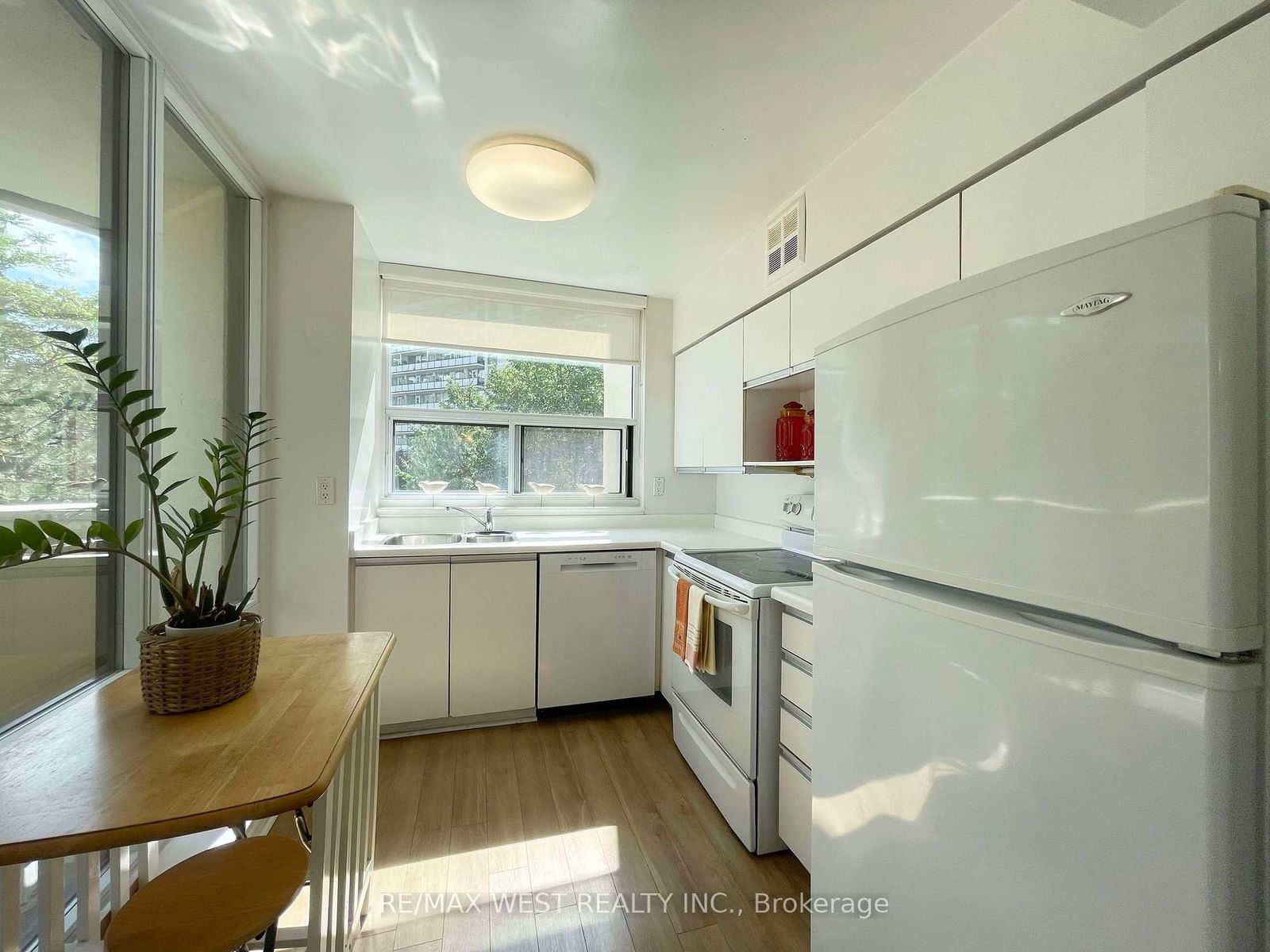 25 Maitland St, unit 502 for sale - image #5