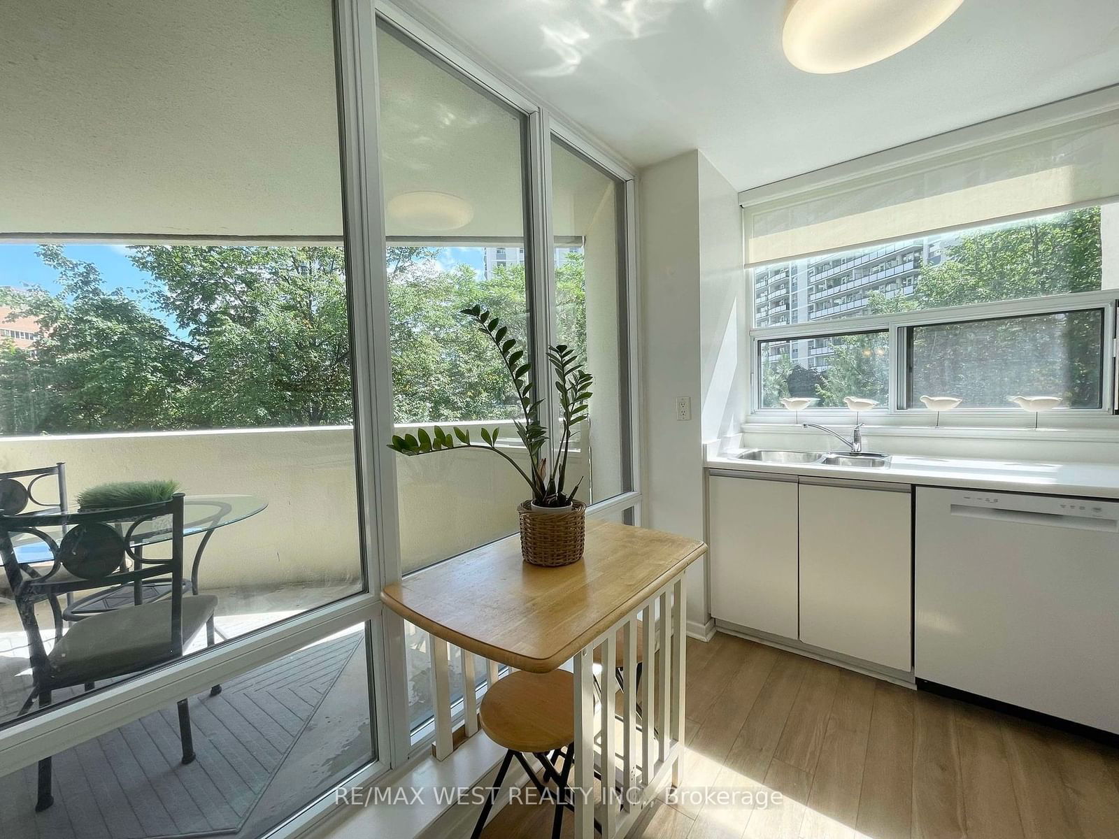 25 Maitland St, unit 502 for sale - image #6