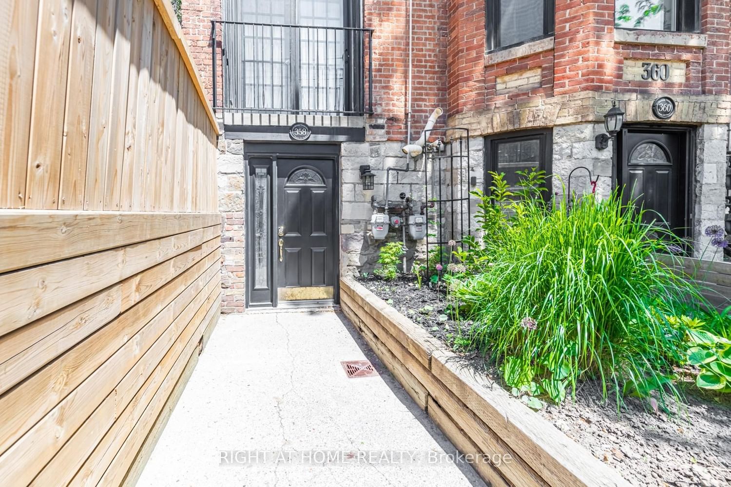 358 Dundas St E for sale  - image #1