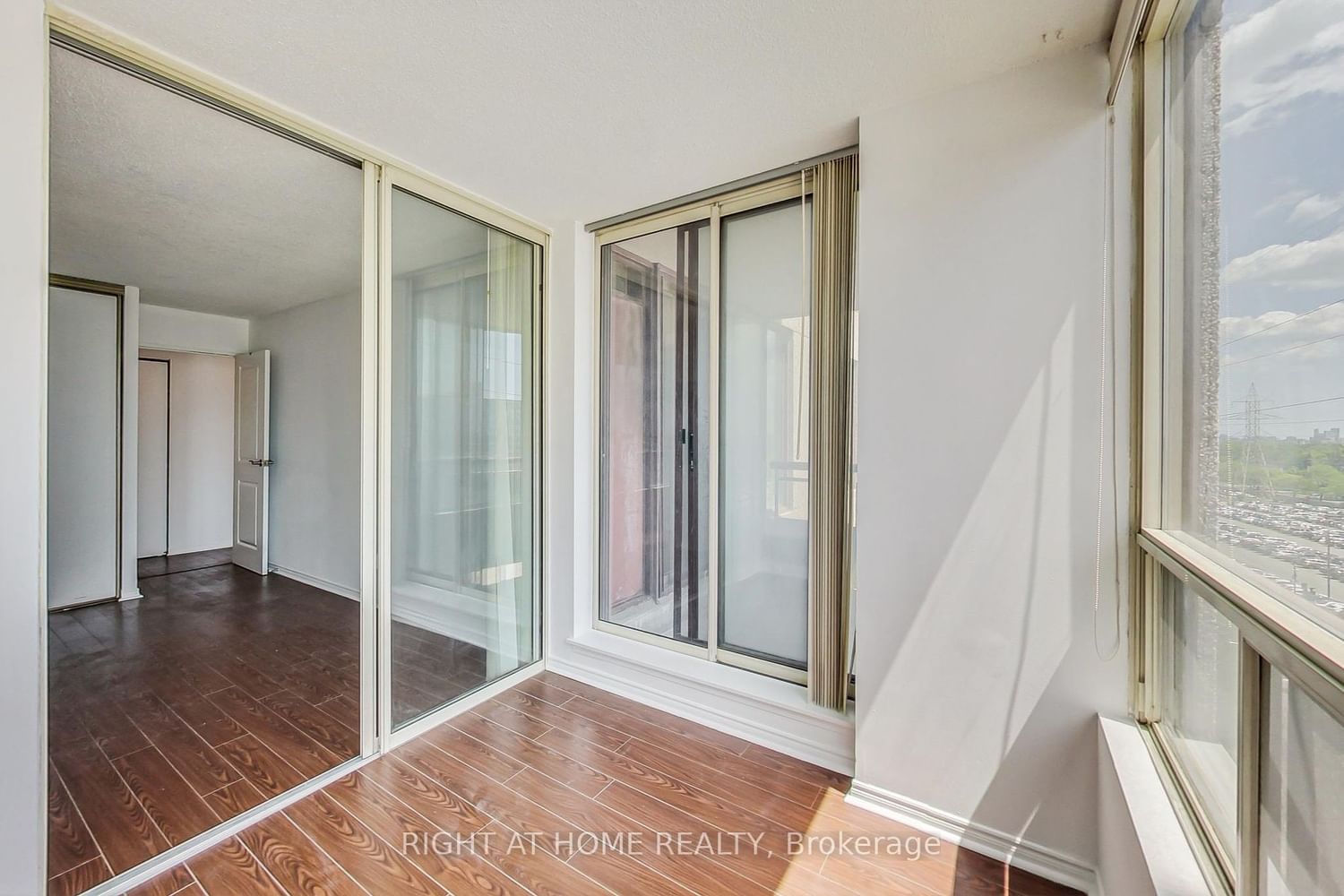 5765 Yonge St, unit 909 for sale