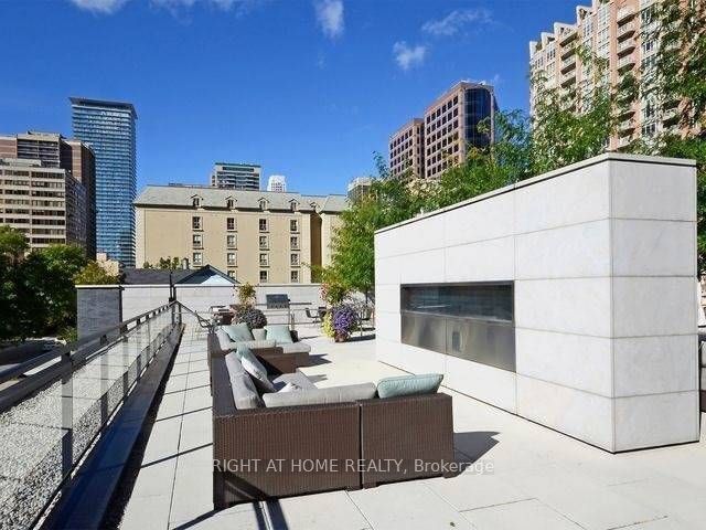 110 Charles St E, unit 406 for sale