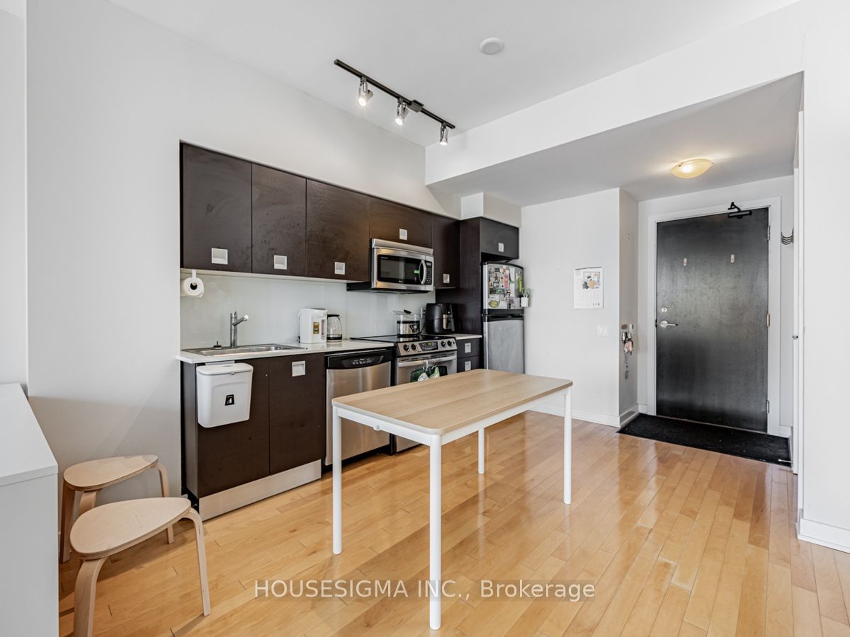 33 Charles St E, unit 2106 for rent