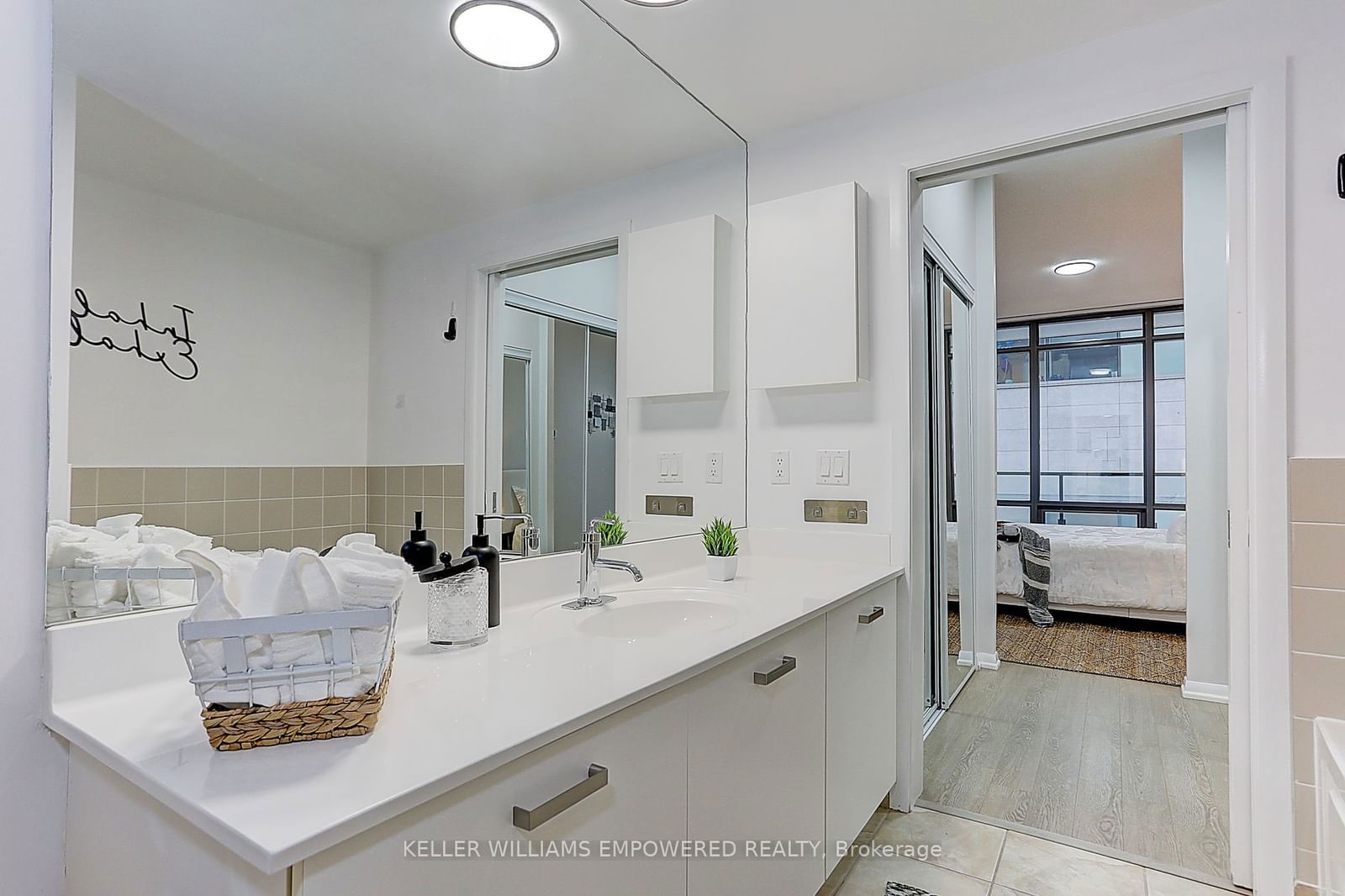 832 Bay St, unit 710 for sale - image #39