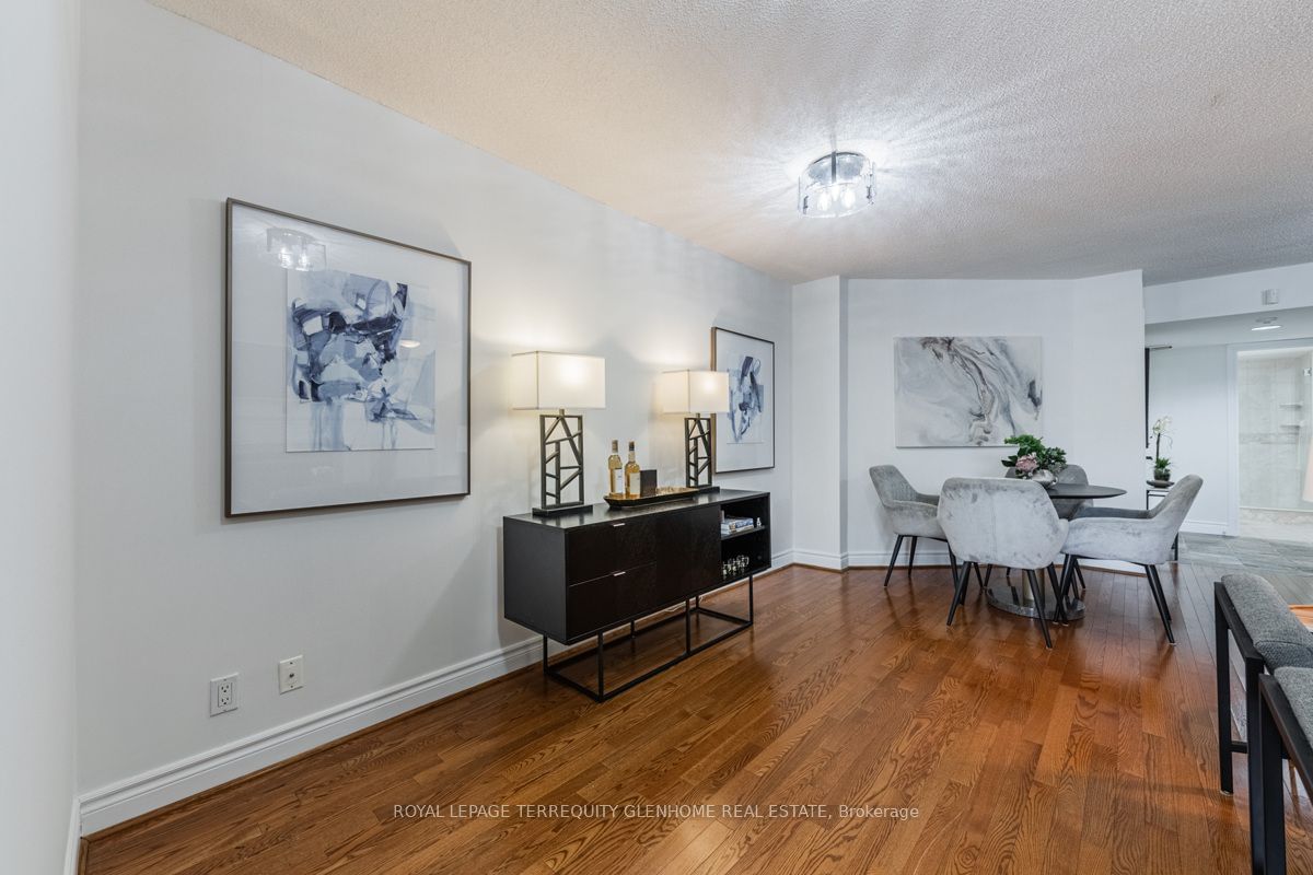 2 Alexandra Blvd W, unit 207 for sale