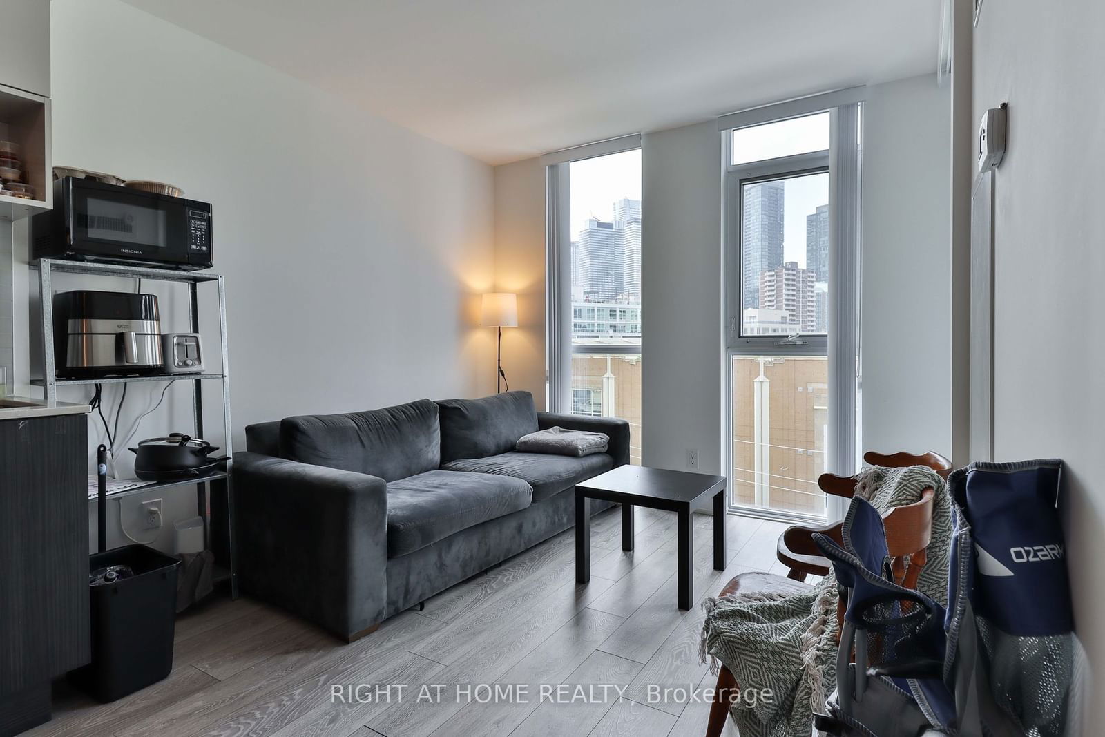 159 Wellesley St E, unit 406 for sale