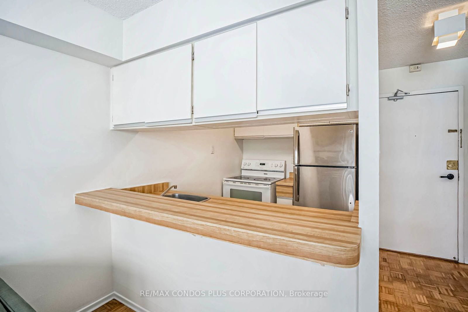 105 Mccaul St, unit 806 for sale - image #10