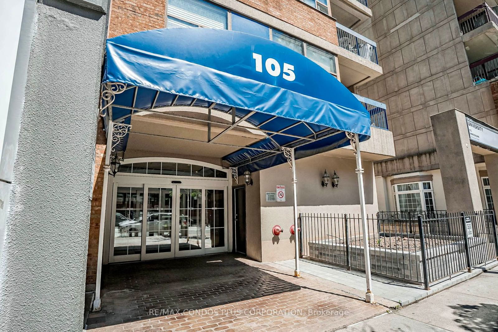 105 Mccaul St, unit 806 for sale - image #2