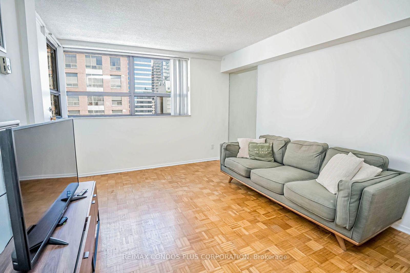 105 Mccaul St, unit 806 for sale - image #4