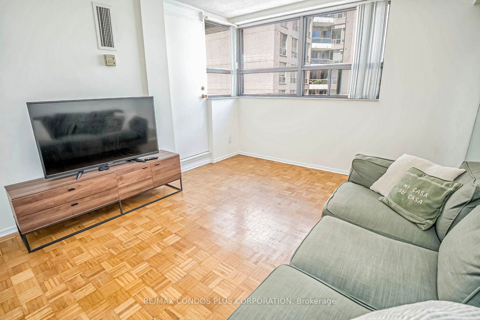 105 Mccaul St, unit 806 for sale - image #5