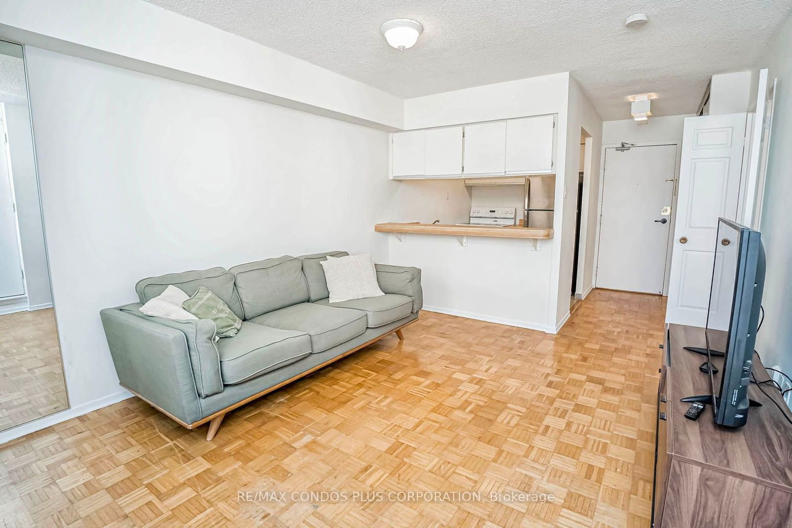 105 Mccaul St, unit 806 for sale - image #6