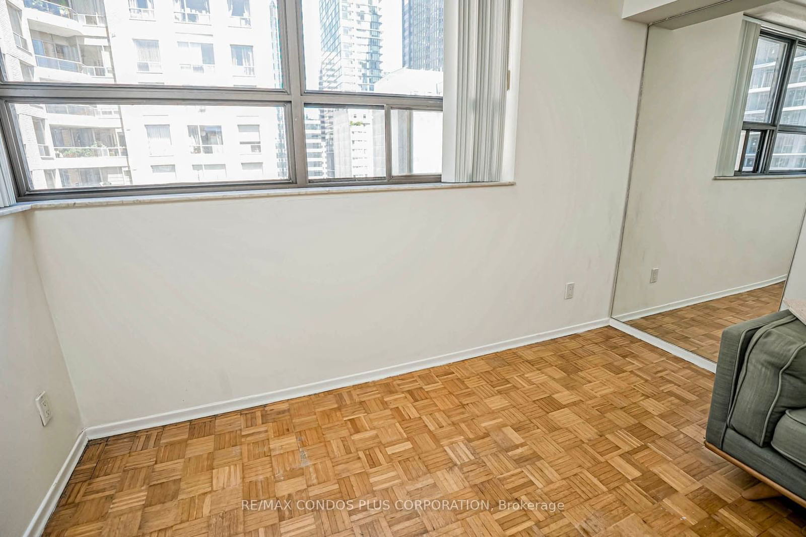 105 Mccaul St, unit 806 for sale - image #8