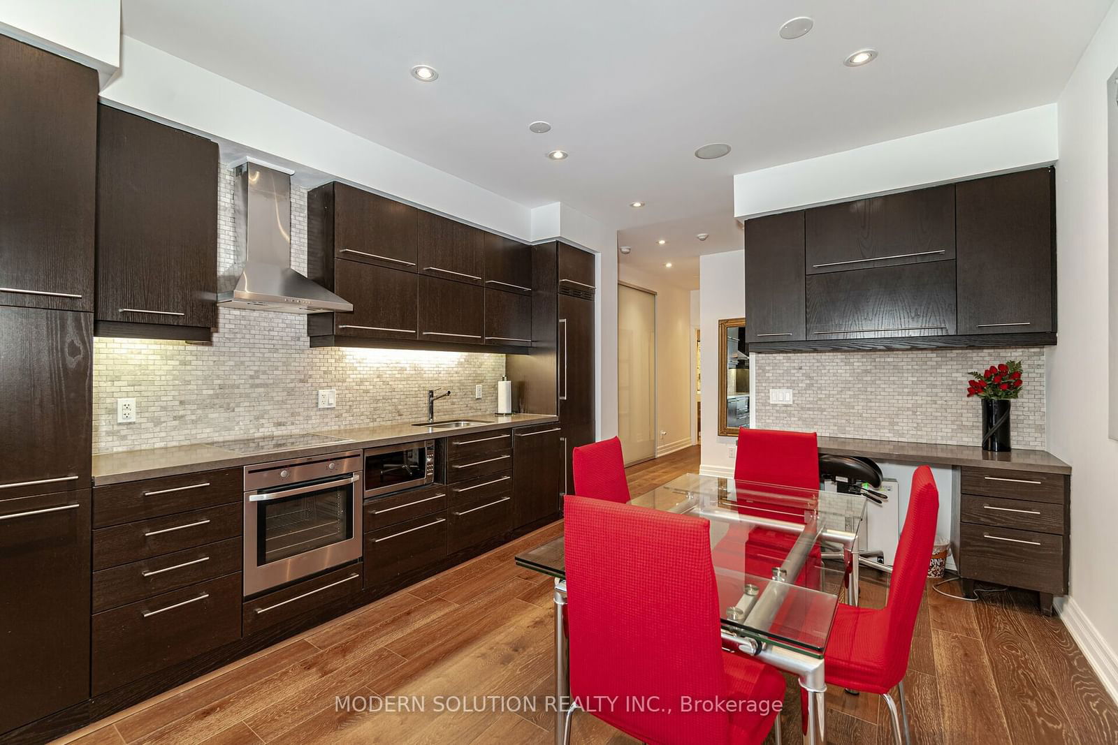 770 Bay St, unit 302 for sale