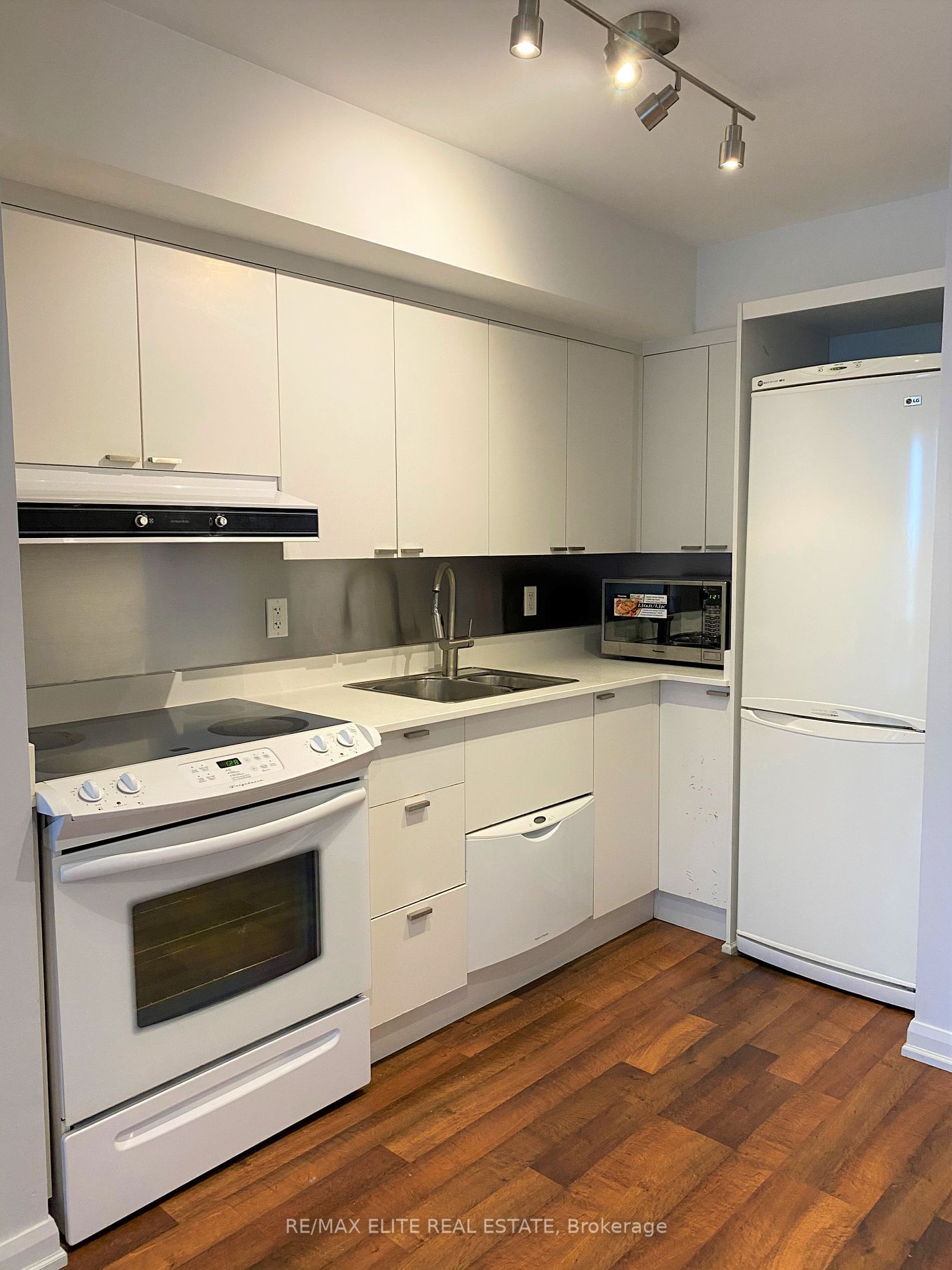 111 Elizabeth St, unit 1025 for rent