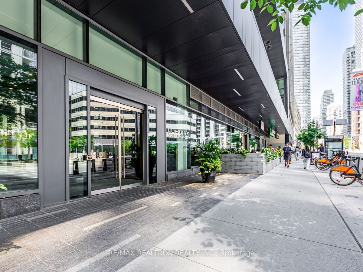 770 Bay St, unit 1606 for sale - image #2