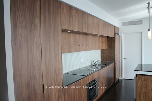 110 Charles St E, unit 3907 for rent - image #4