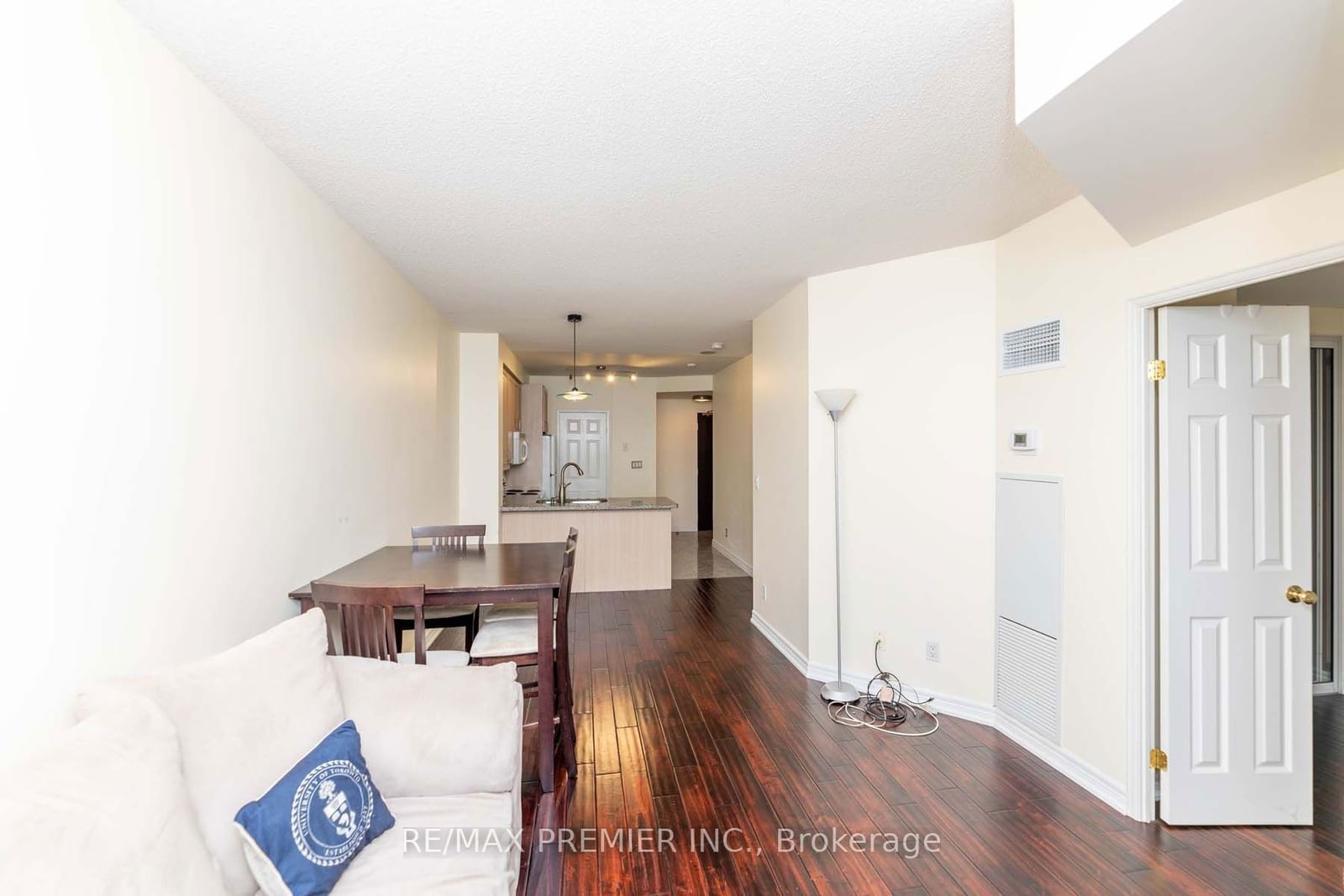 55 Bloor St E, unit 609 for rent