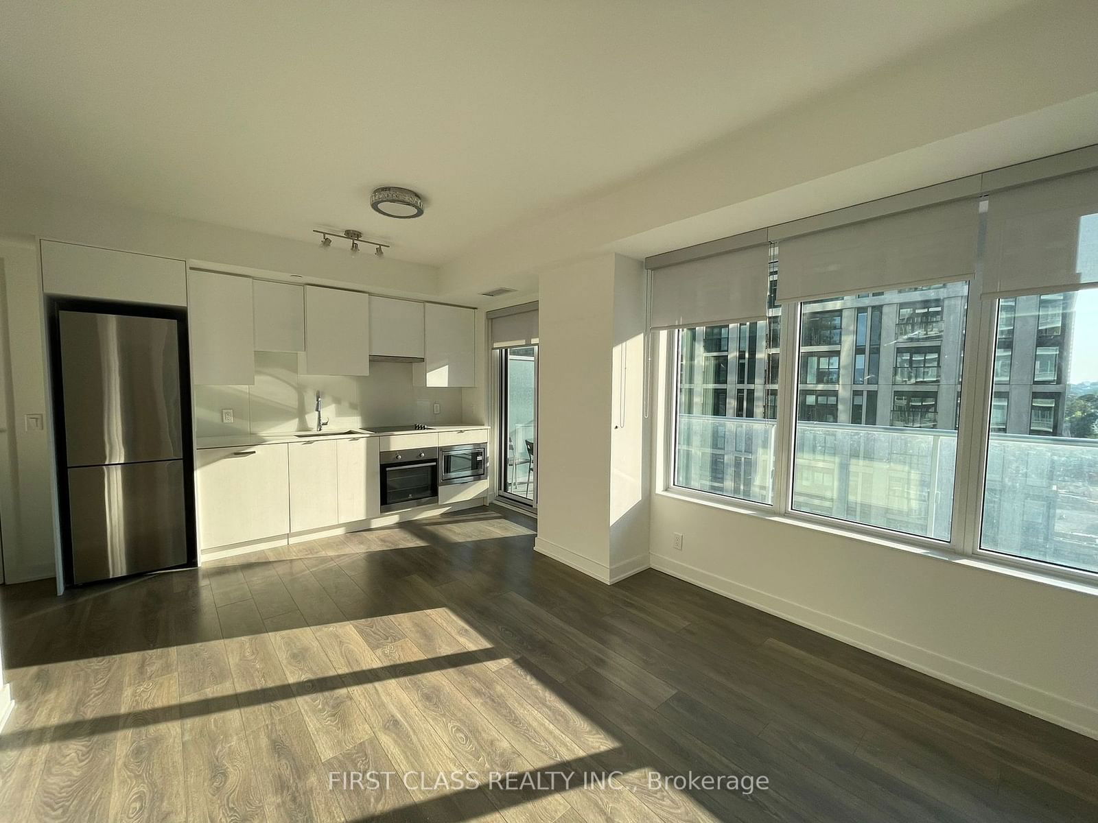 99 Broadway Ave, unit 810 for rent - image #2