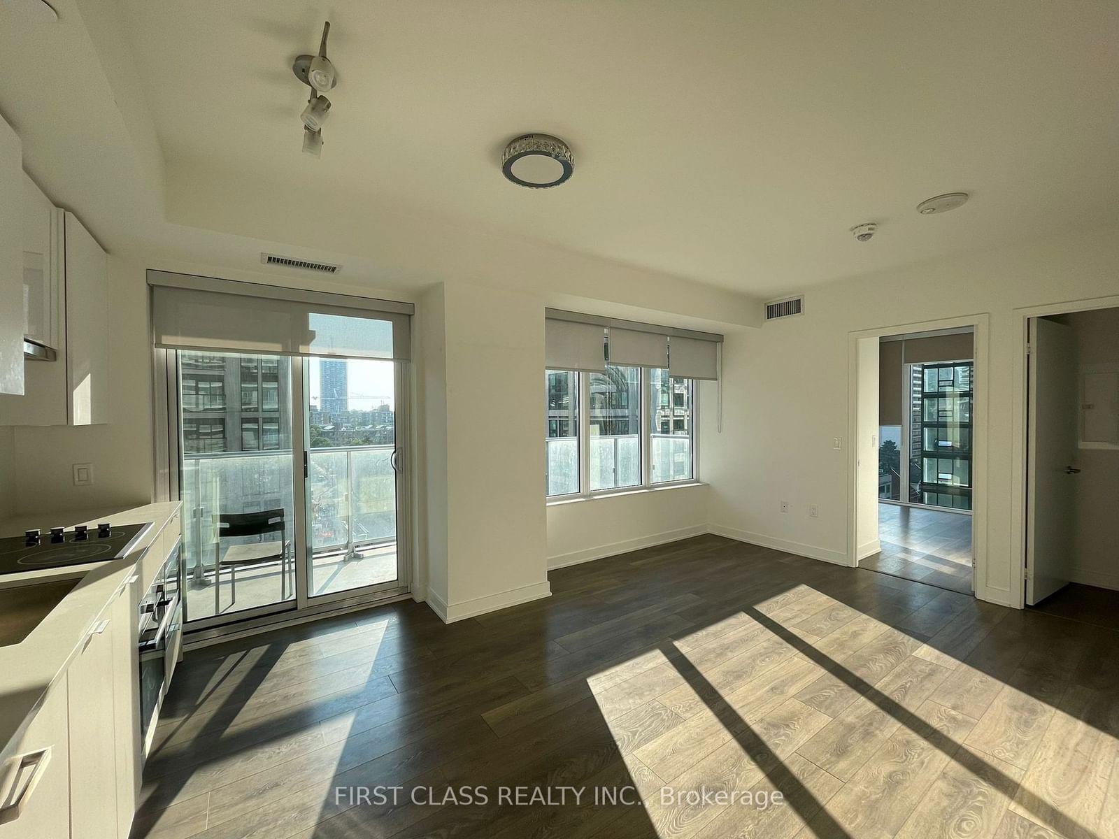 99 Broadway Ave, unit 810 for rent - image #3