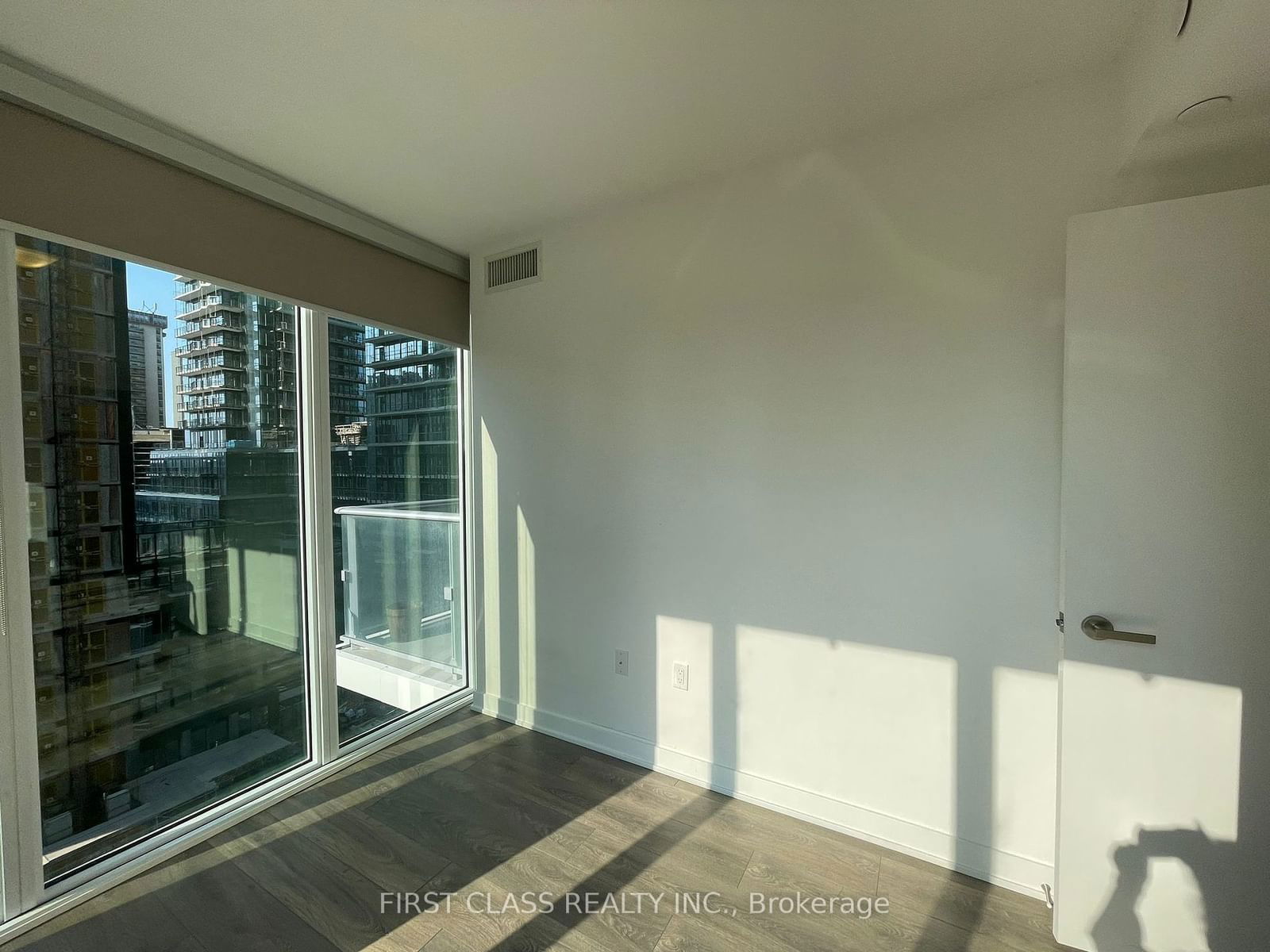 99 Broadway Ave, unit 810 for rent - image #6