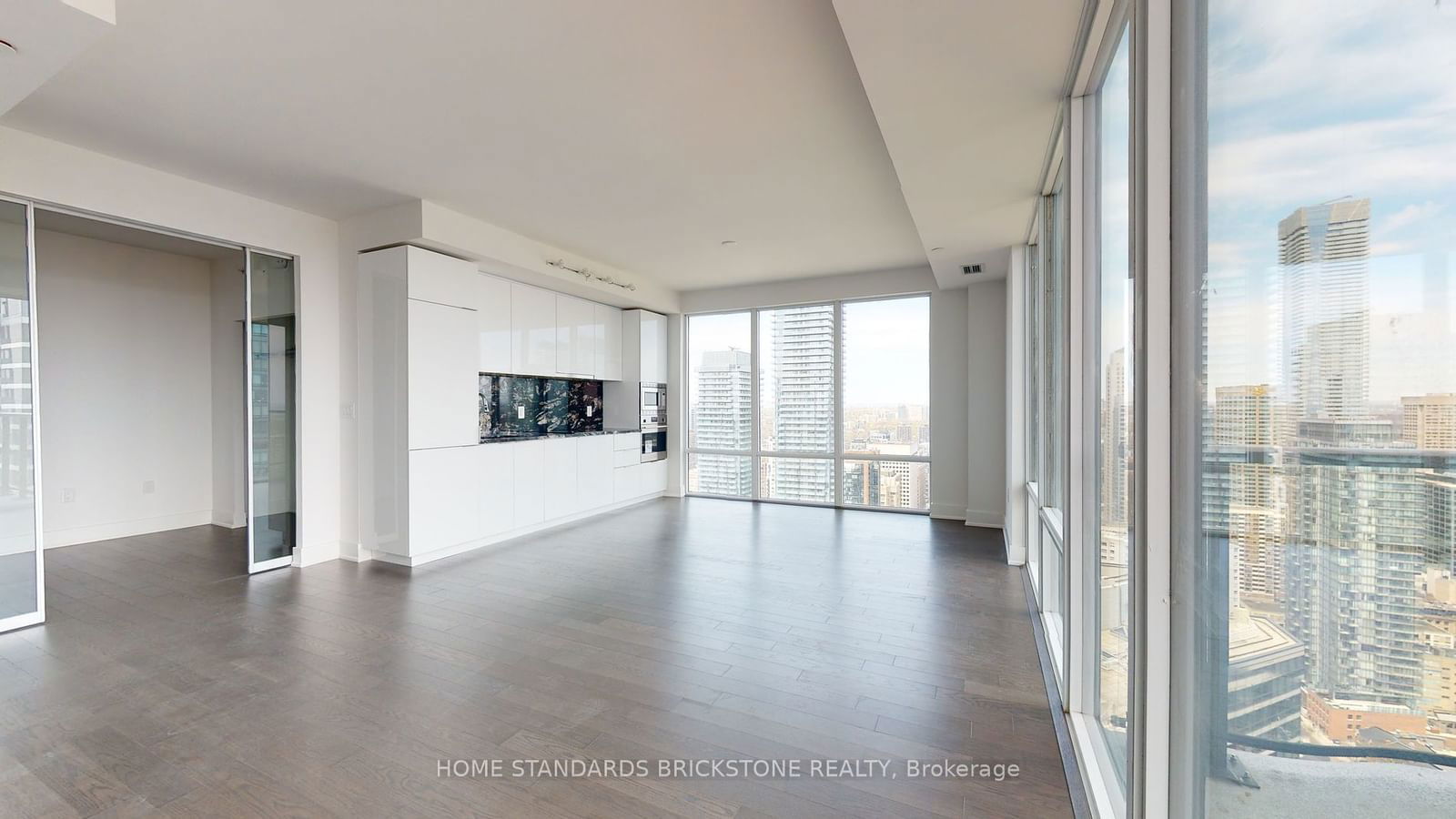 955 Bay St, unit Uph07 for rent - image #2