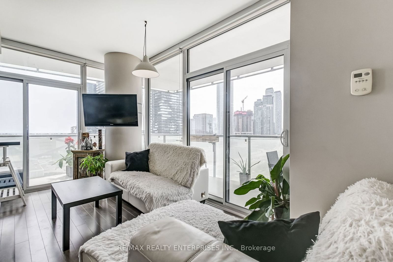 1 Market St, unit 1413 for sale - image #27