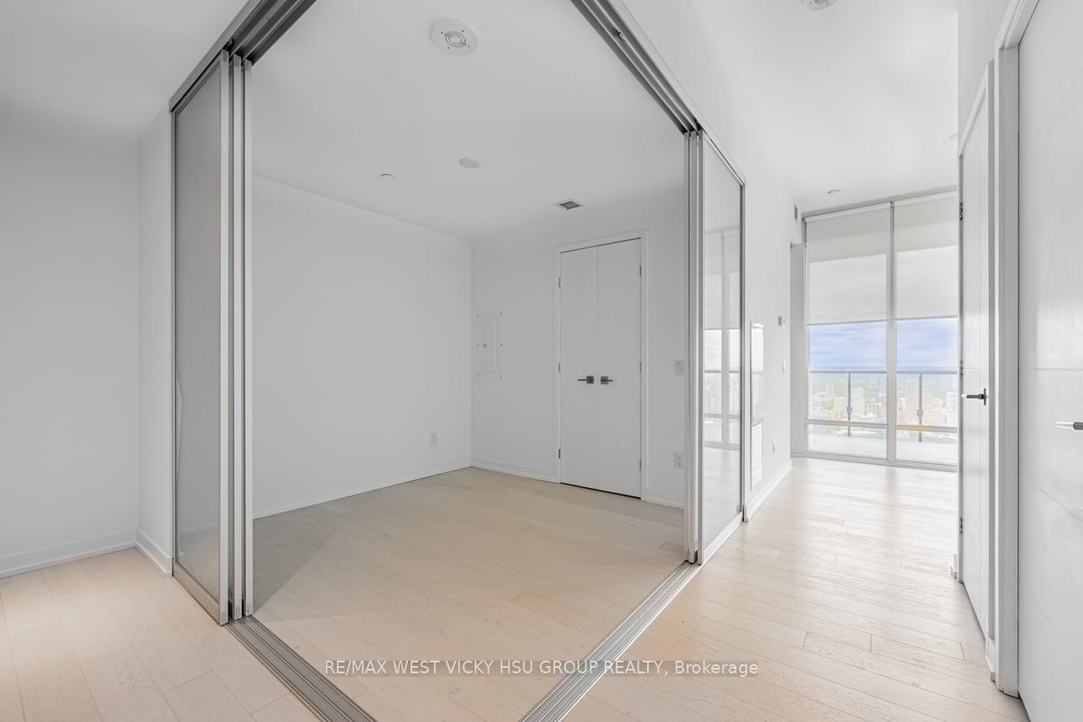 488 University Ave, unit 5202 for sale - image #4