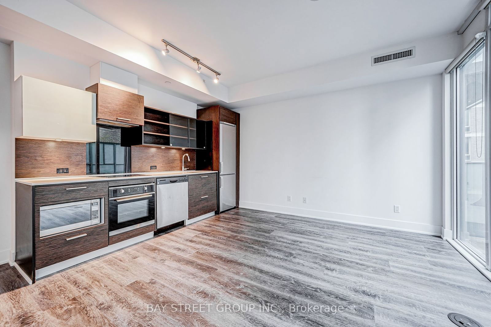 75 St Nicholas St, unit 609 for rent - image #10