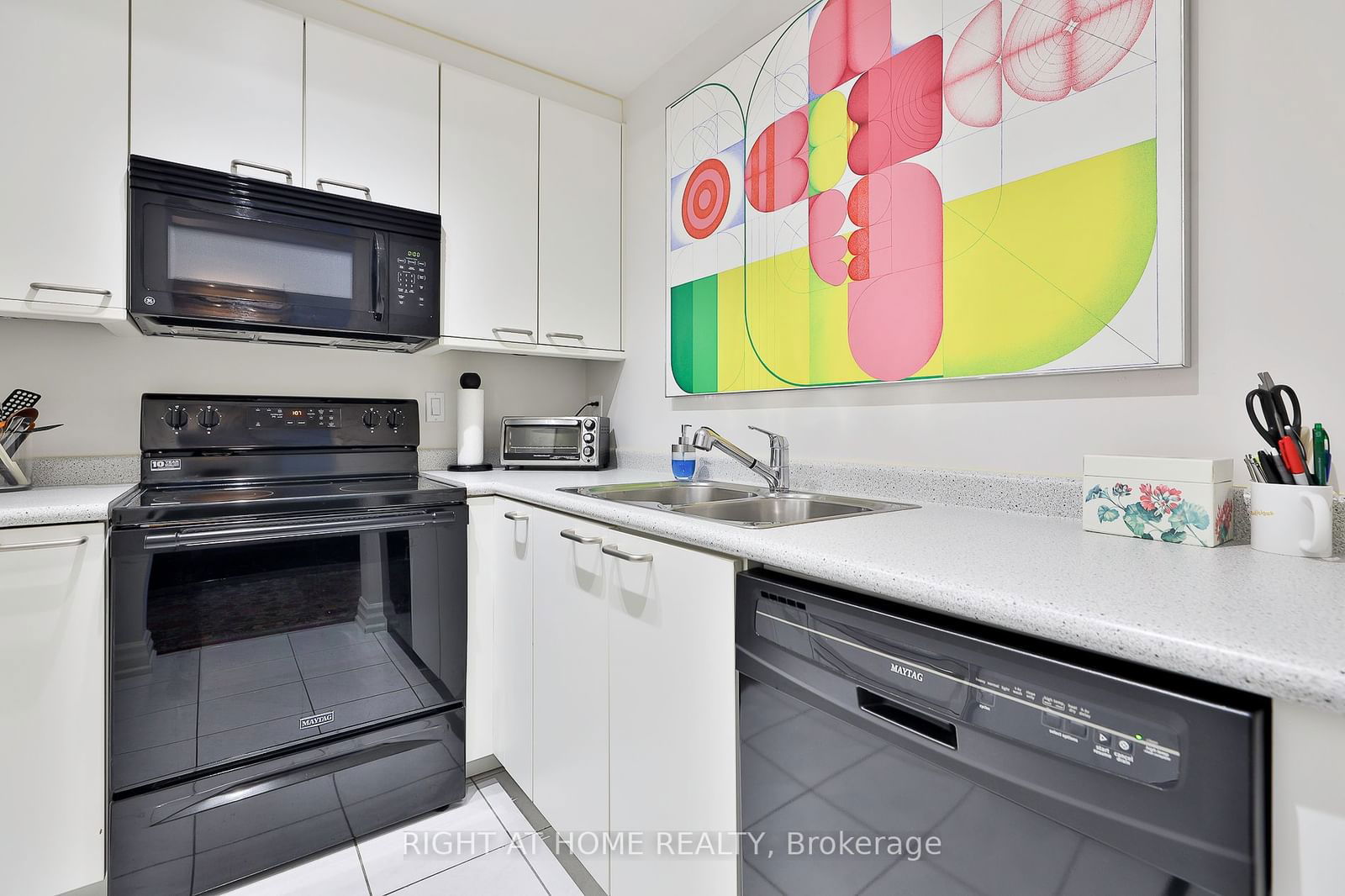 38 Avenue Rd, unit 804 for sale - image #9