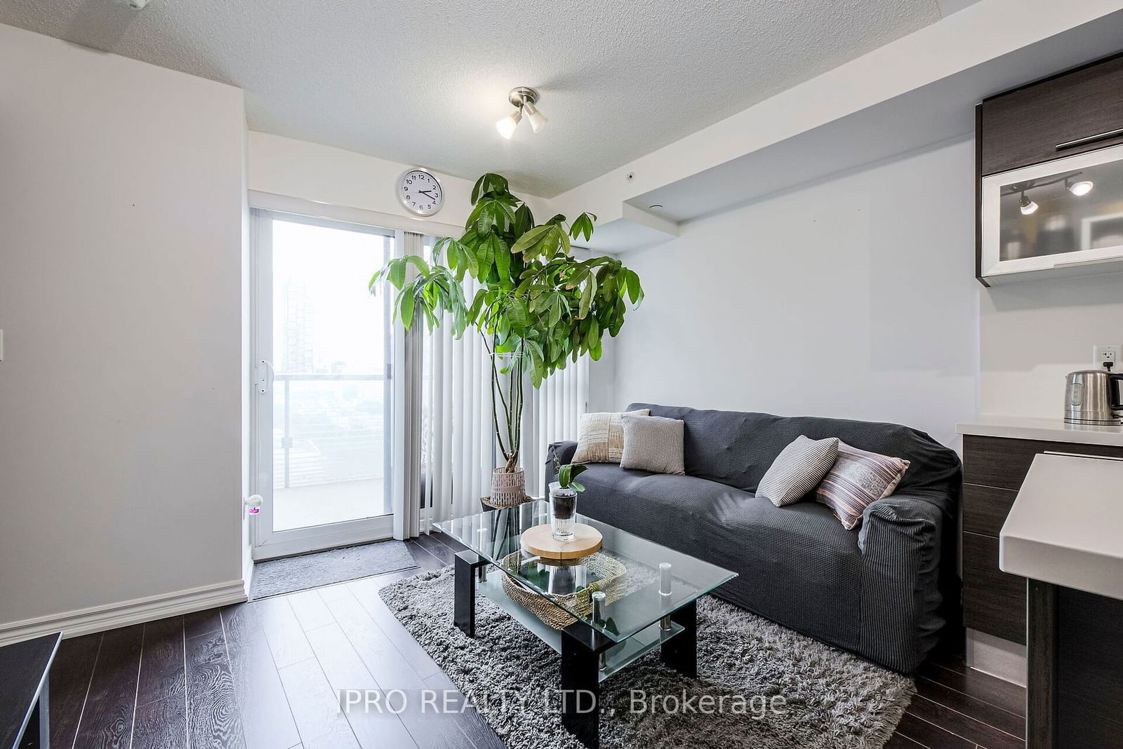 386 Yonge St, unit 708 for sale