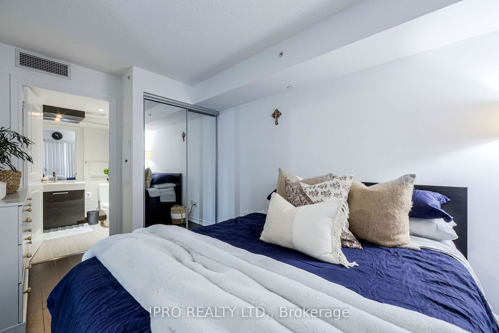 386 Yonge St, unit 708 for sale - image #17