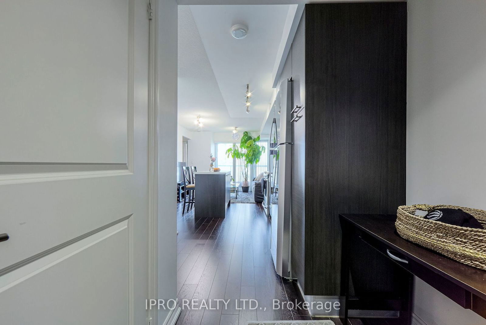 386 Yonge St, unit 708 for sale