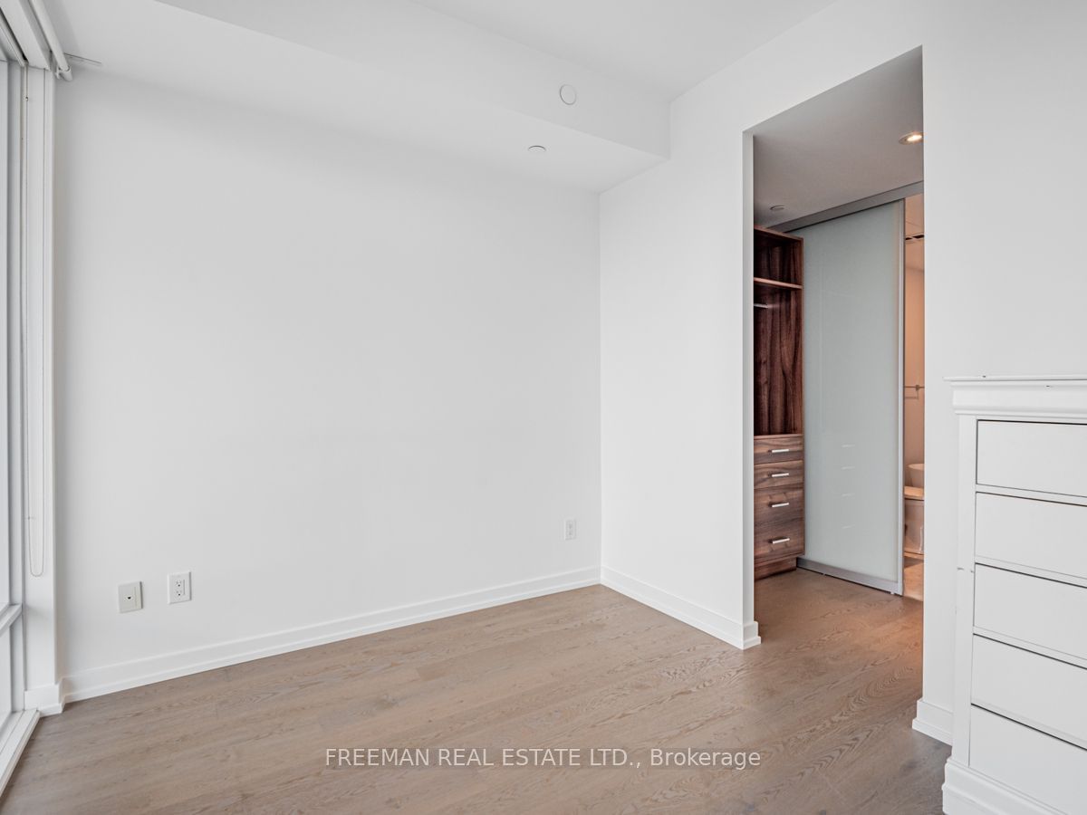 488 University Ave, unit 2512 for sale