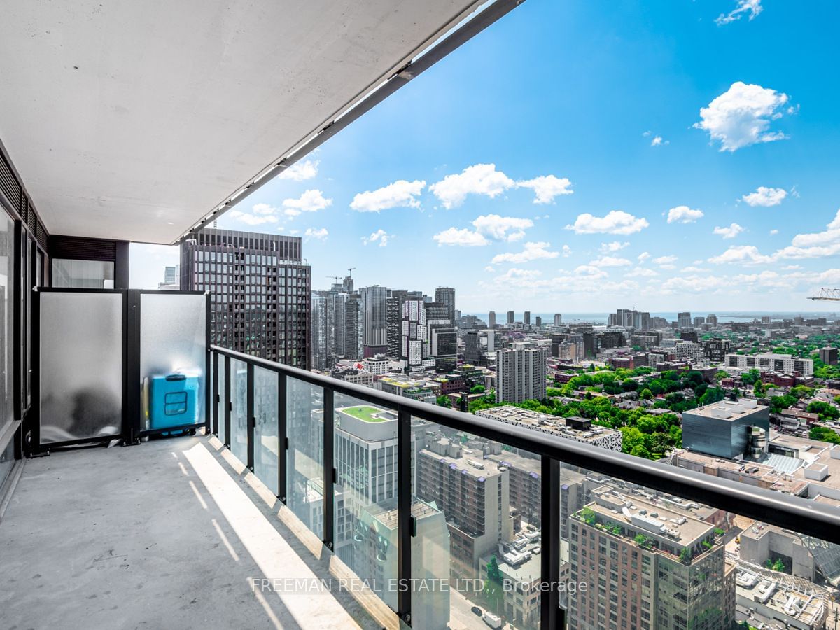 488 University Ave, unit 2512 for sale