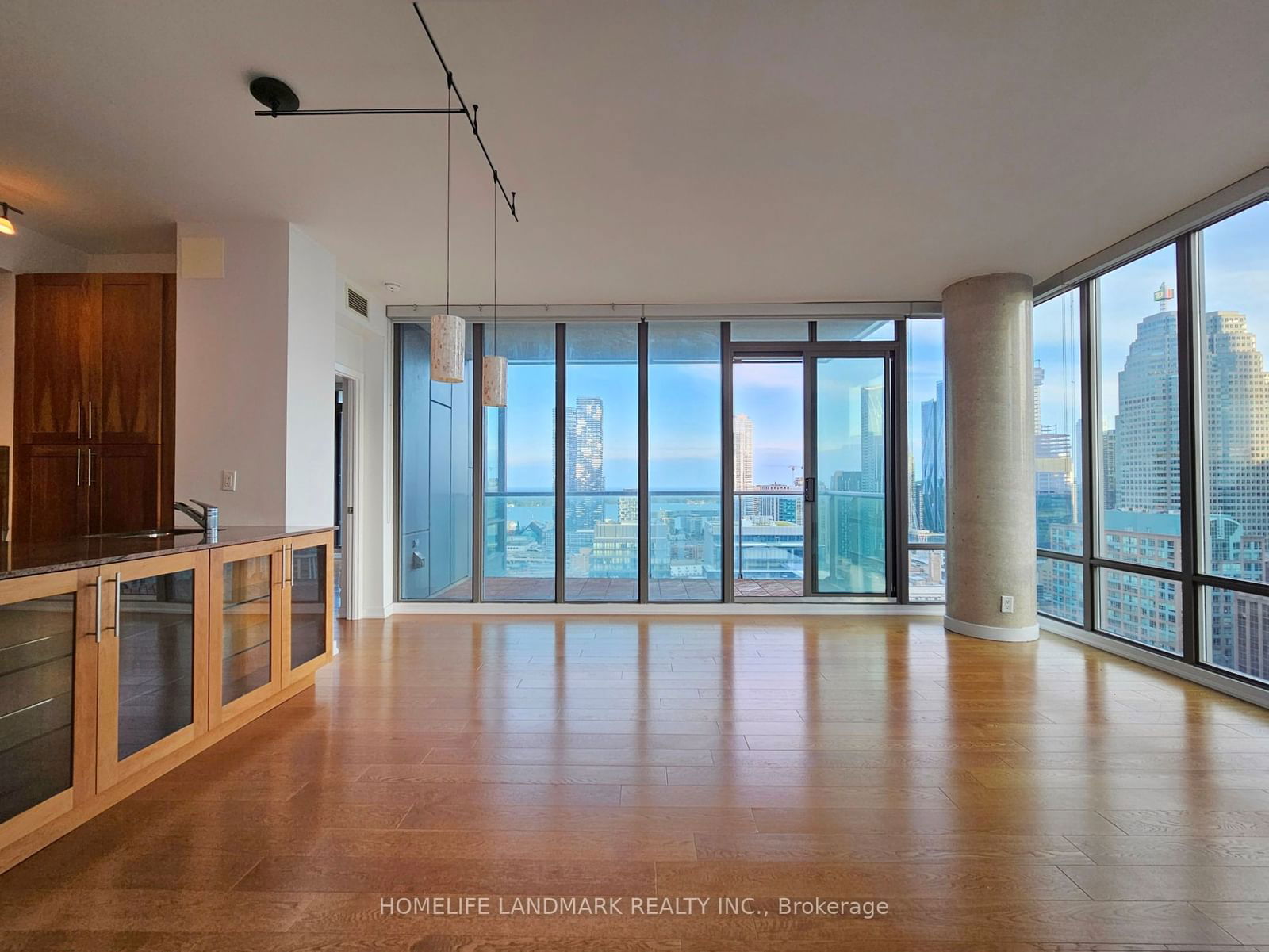 33 Lombard St, unit 3301 for rent