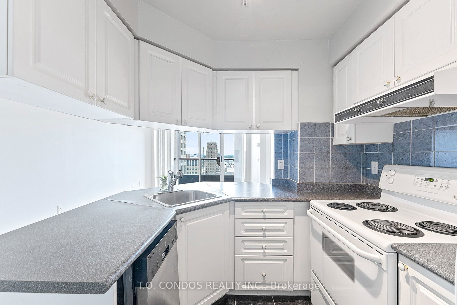 909 Bay St, unit 2002 for rent - image #13