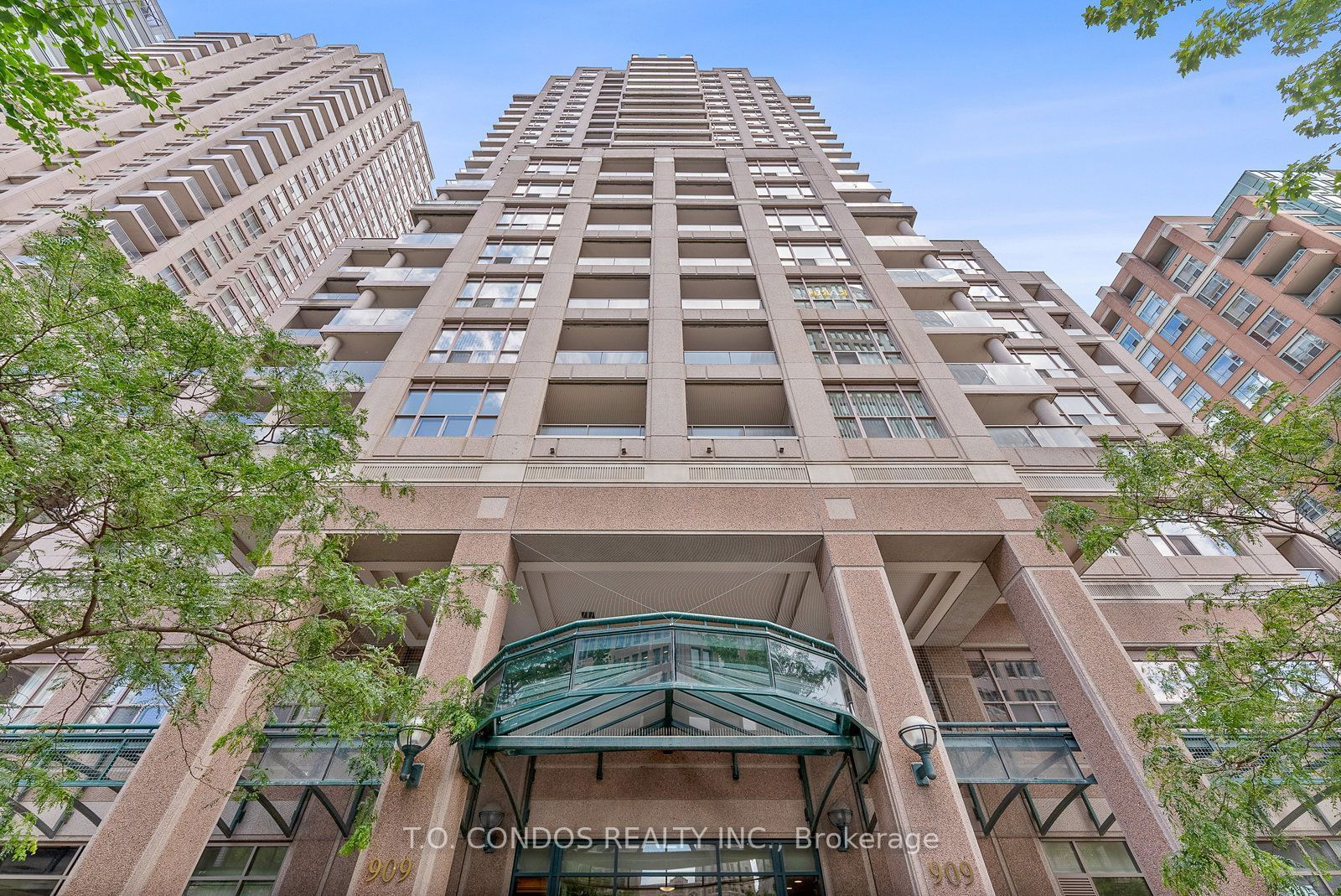 909 Bay St, unit 2002 for rent - image #2